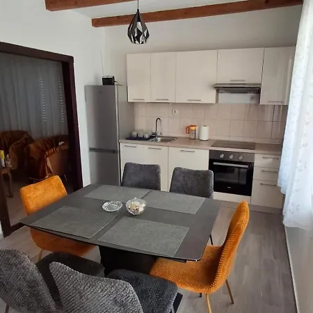 Holiday home Kuca Za Odmor Dinko, Sucici, Mirlovic Zagora